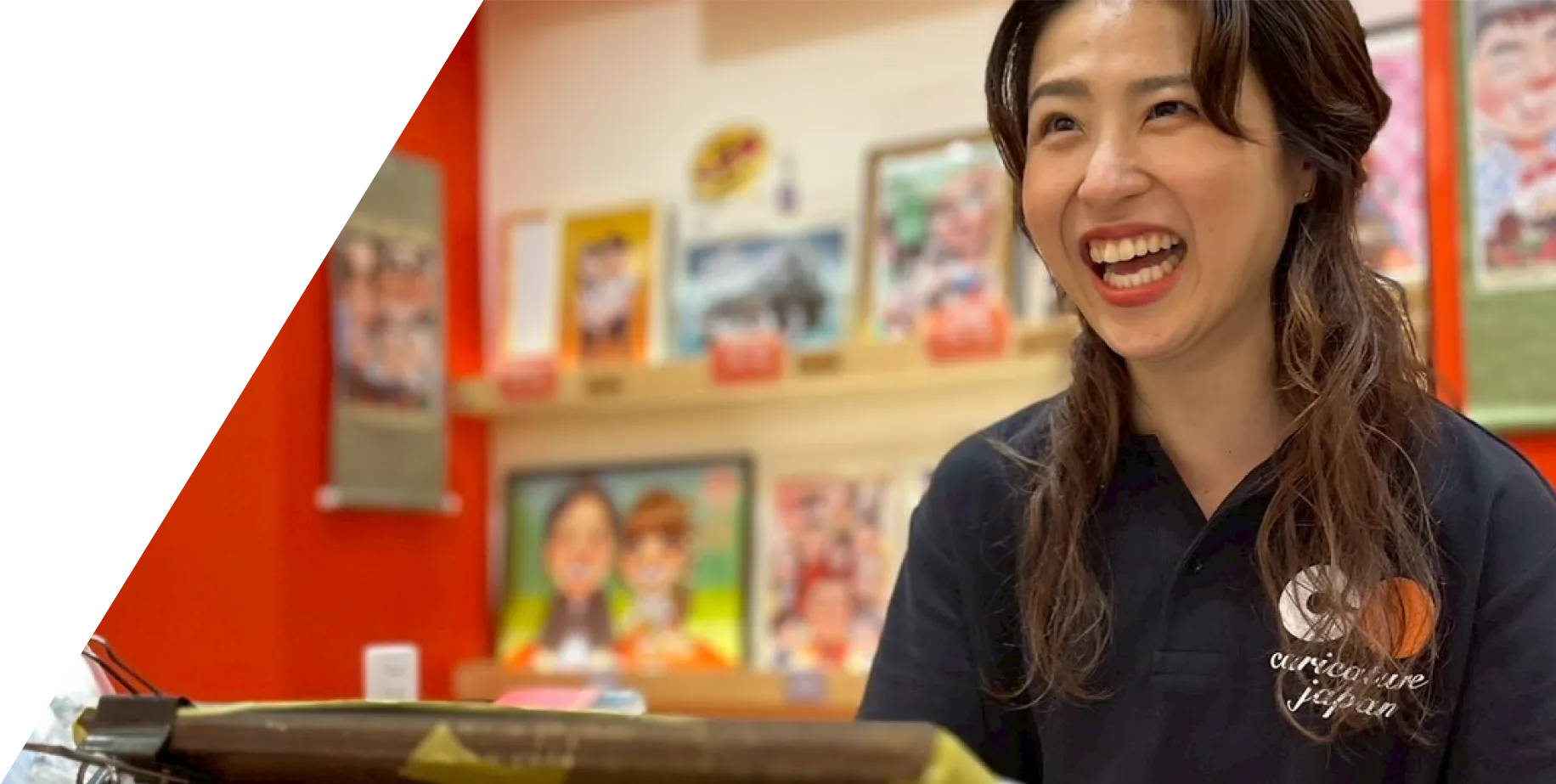 店舗でライブカリカチュアを行うアーティスト